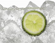 Limettenscheibe in Sodawasser — Stockfoto