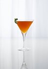 Cocktail laranja em vidro de haste — Fotografia de Stock