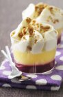 An-mousseLemon mousse with cassis and cream — Stock Photo