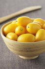 Kumquats frais dans un bol — Photo de stock