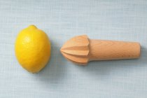 Frische Zitrone und Holzpresse — Stockfoto
