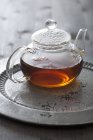 Чай в стеклянном чайнике — стоковое фото