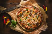 Pizza vegetariana com manjericão fresco — Fotografia de Stock