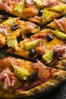 Pizza fatiada com Pancetta — Fotografia de Stock
