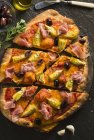 Pizza rebanada con Pancetta - foto de stock