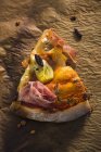 Pancetta, Azeitona e Alcachofra Pizza — Fotografia de Stock