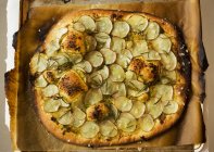 Pizza mit Kartoffelscheiben und Rosmarin — Stockfoto