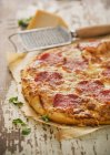 Pizza al salame piccante con formaggio — Foto stock