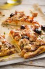 Pizza de frango grelhado em fatias — Fotografia de Stock