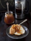 Marmellata di pompelmo su un Croissant — Foto stock