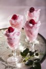 Vue rapprochée de la crème de framboise et rose dans les verres — Photo de stock