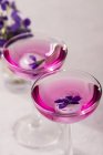 Cocktail con cubetti di ghiaccio viola — Foto stock