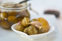 Мариновані оливки з часником — стокове фото