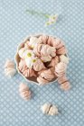 Cuenco de dulces merengues - foto de stock