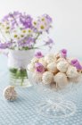 Bolinhos de merengue com pétalas de flores — Fotografia de Stock