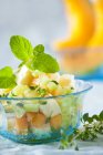 Салат из дыни с огурцом и мятой — стоковое фото