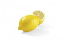 Limón fresco con la mitad - foto de stock