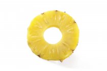Scheibe Ananas auf Weiß — Stockfoto