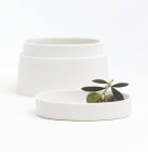 Pentola in ceramica con olive fresche — Foto stock