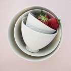 Полуниця в керамічних мисках — стокове фото