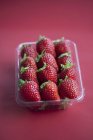 Fresas en plástico punnet - foto de stock