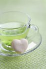 Vanille-Makronen mit einer Tasse grünem Tee — Stockfoto