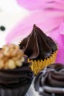 Vista de primer plano de golosinas de chocolate con decoración de flores - foto de stock