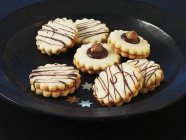 Biscotti natalizi con strisce di cioccolato — Foto stock