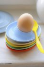 Gekochtes Ei auf gestapelten Eierbechern — Stockfoto