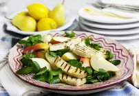 Pear salad with halloumi — Stock Photo