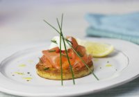 Blini con salmone affumicato — Foto stock
