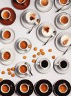 Cups of cappuccino with amaretti — Stock Photo