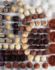 Muchos chocolates de diferentes tipos - foto de stock