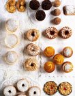 Cakes and pastries on paper doilies — Stock Photo