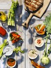 Rohes Gemüse und verschiedene Dips auf Holzoberfläche — Stockfoto