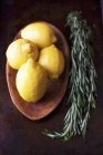 Limoni in ciotola di legno — Foto stock