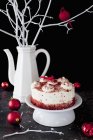 Червоним оксамитом торт на п'єдесталі блюдо — стокове фото