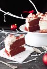 Gâteau de velours rouge sur la serviette — Photo de stock