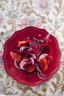 Rote-Bete-Carpaccio mit Granatapfel und Grapefruit über Tischdecke — Stockfoto
