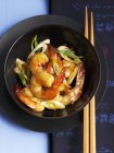 Wok-fried prawns with scallion — Stock Photo