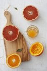 Halbierte Orange und Grapefruit — Stockfoto