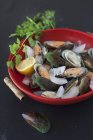 Green mussels with lemon and ice — Stock Photo