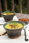 Крем горохового супу зі смаженим беконом на столі — стокове фото