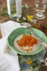 Crema di zuppa di rapa con strisce di carota — Foto stock