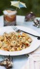 Bunte Tagliatelle-Pasta mit Garnelen — Stockfoto