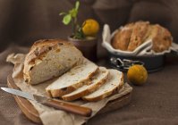 Абрикосовый и ореховый хлеб — стоковое фото