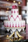 Весільний торт прикрашений рожевими гудзиками — стокове фото