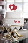 Свадебный торт с красными сердцами — стоковое фото