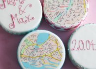 Cakes topped with city maps of Munich and Hamburg — Stock Photo