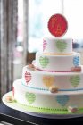 Gâteau de mariage lumineux et joyeux — Photo de stock